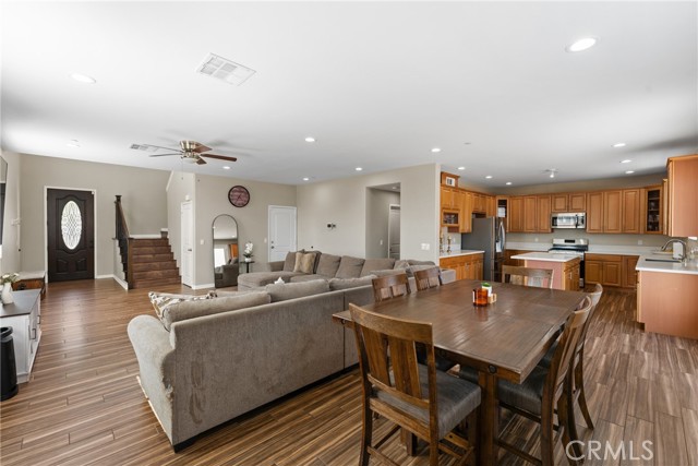 691 Lourdes Lane, Rialto CA: https://media.crmls.org/medias/677a70f8-81e4-4c80-847c-b8ede7d5b4f1.jpg