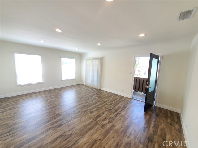 Detail Gallery Image 2 of 25 For 1741 Glenwood Rd, Glendale,  CA 91201 - 3 Beds | 2 Baths