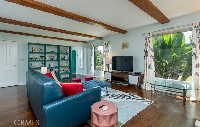 1967 Hilldale Drive, La Canada Flintridge CA: https://media.crmls.org/medias/677bbdc1-8ac8-4256-b5d7-63b3f608278e.jpg