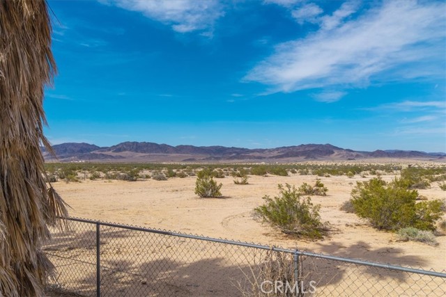 380 Mack Lane, 29 Palms CA: https://media.crmls.org/medias/677bf83a-663a-4edb-baf0-3ef24edd2602.jpg