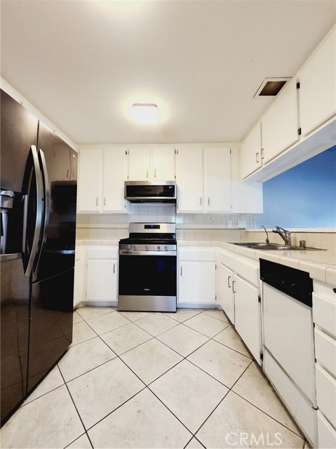 Detail Gallery Image 6 of 23 For 4914 W 5th St #D,  Santa Ana,  CA 92703 - 2 Beds | 1 Baths