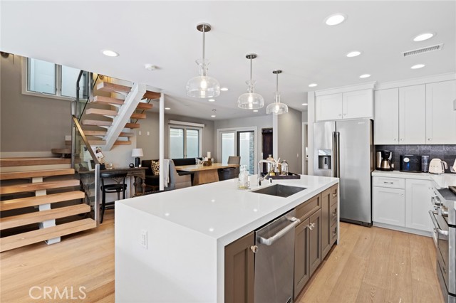 Detail Gallery Image 7 of 26 For 219 Diamond Ave, Newport Beach,  CA 92662 - 3 Beds | 3 Baths