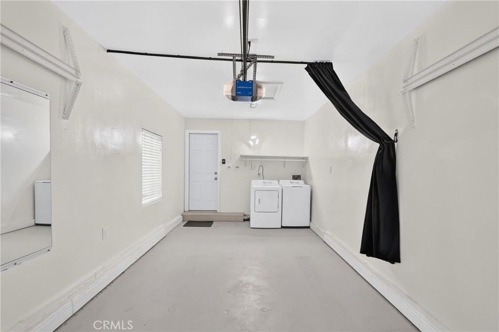 https://media.crmls.org/medias/677d2568-eeb8-4d30-9397-e3591b5e3cd6.jpg?preset=X-Large