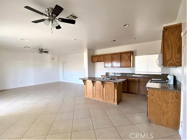 7666 Poppy Boulevard, California City CA: https://media.crmls.org/medias/677d87c9-f4e6-4067-bbd8-241b6f6793b6.jpg