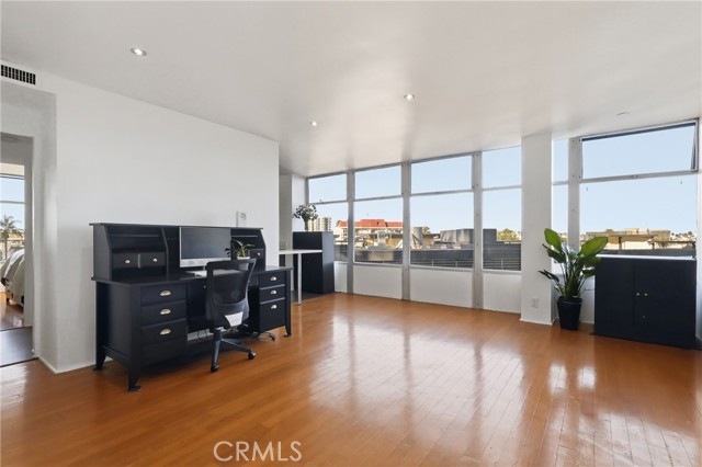 Detail Gallery Image 5 of 20 For 100 Atlantic Ave #405,  Long Beach,  CA 90802 - 2 Beds | 1 Baths