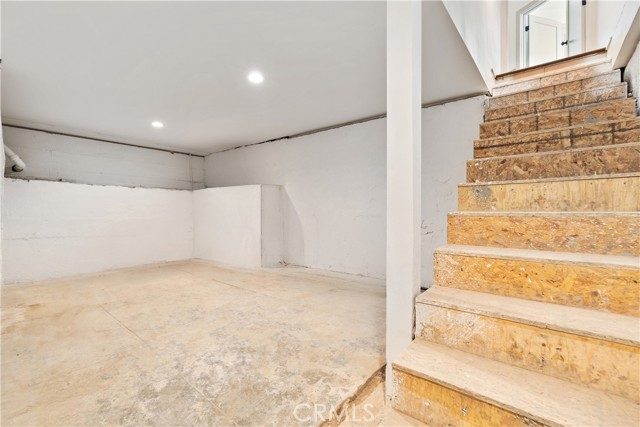 229 S Kingsley Drive, Los Angeles CA: https://media.crmls.org/medias/67827ea9-cc08-4f79-a63f-90e6707a4ee0.jpg