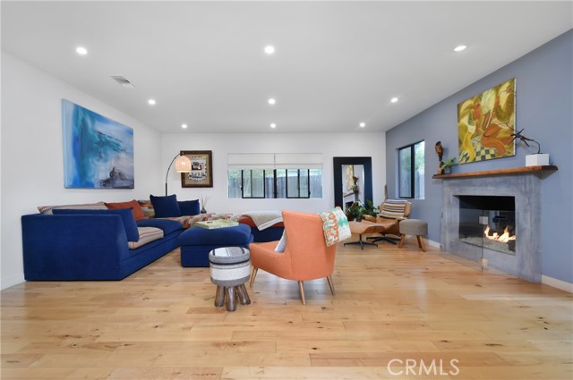 4751 Del Moreno Drive, Woodland Hills CA: https://media.crmls.org/medias/6783b356-ec22-4eb6-858d-88135b0a1c86.jpg