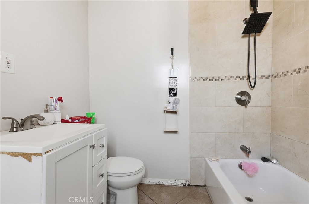 https://media.crmls.org/medias/6784f611-9cf0-47ba-971c-e553a82a2226.jpg?preset=X-Large