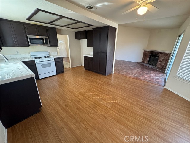 Detail Gallery Image 14 of 53 For 6133 Katrina Pl, Palmdale,  CA 93552 - 4 Beds | 2 Baths