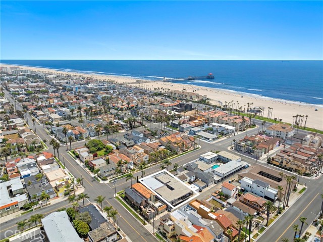 221 10th Street, Huntington Beach CA: https://media.crmls.org/medias/67866efc-8fda-4902-972e-039786fb0992.jpg