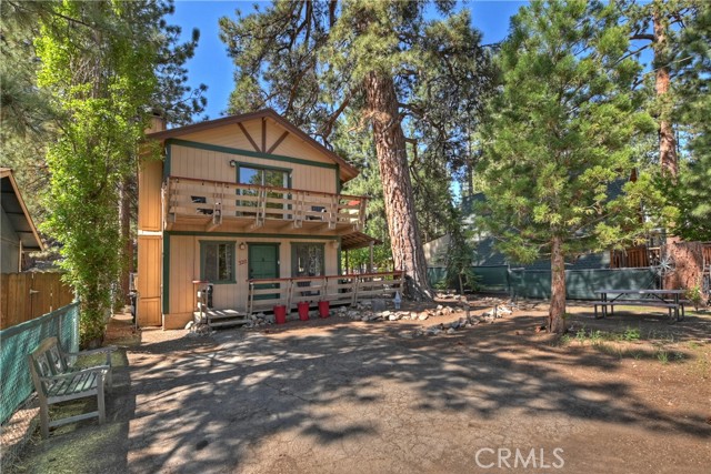 320 W Aeroplane Boulevard, Big Bear City CA: https://media.crmls.org/medias/67879495-309b-4ece-a4e5-4a160ca6e04e.jpg