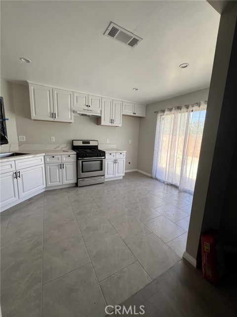 Detail Gallery Image 4 of 7 For 1531 E Avenue R6, Palmdale,  CA 93550 - 3 Beds | 2 Baths