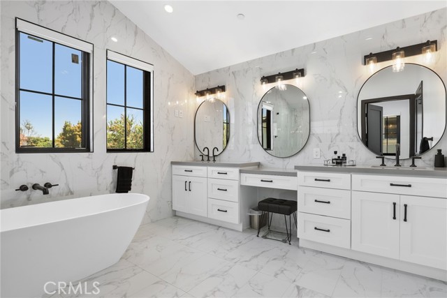 535 N Sierra Bonita Avenue, Los Angeles CA: https://media.crmls.org/medias/678bf059-4aaa-4d48-948f-26e467aa60ad.jpg