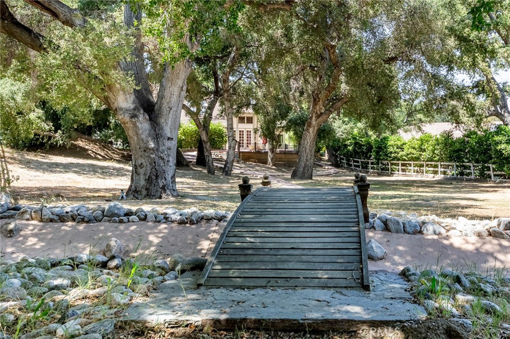 https://media.crmls.org/medias/678e007b-2fd0-4f0f-a187-5f405c040ac7.jpg?preset=X-Large