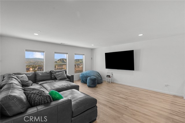Detail Gallery Image 32 of 56 For 18797 Big Cedar Dr, Canyon Country,  CA 91387 - 5 Beds | 3 Baths