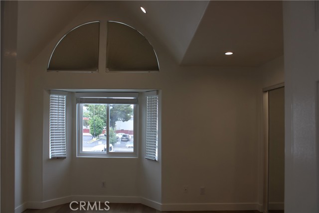 Detail Gallery Image 8 of 14 For 5145 Yarmouth, Encino,  CA 91436 - 2 Beds | 3 Baths