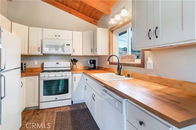 Detail Gallery Image 14 of 30 For 39576 Oak Glen Rd, Fawnskin,  CA 92333 - 2 Beds | 3/1 Baths