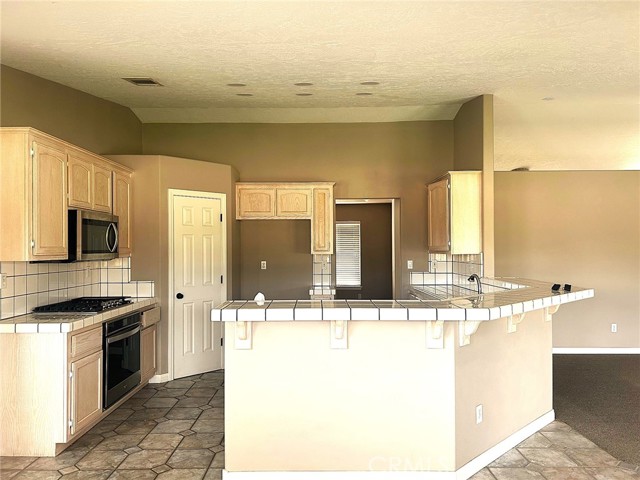 7076 Cataba Road, Oak Hills CA: https://media.crmls.org/medias/6797197f-0860-4d10-9efd-8b0a7bb71c48.jpg