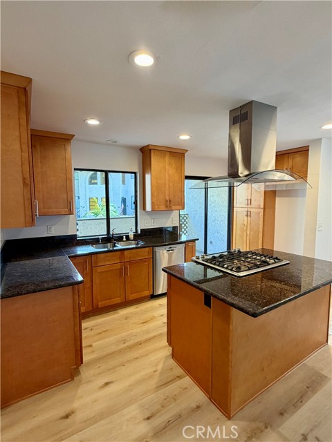 Detail Gallery Image 5 of 17 For 400 S Flower #8,  Orange,  CA 92868 - 3 Beds | 2/1 Baths