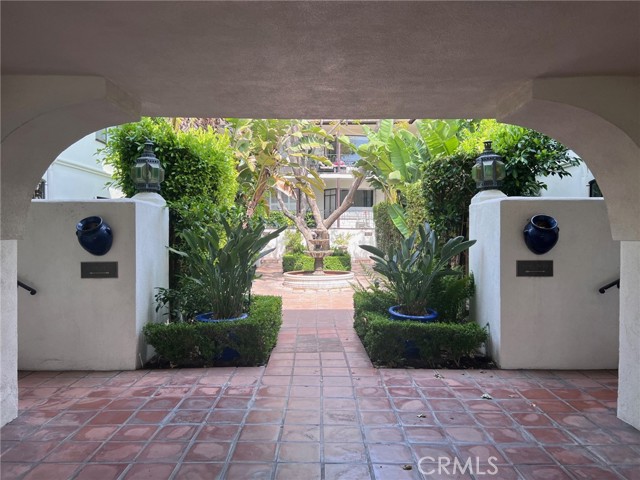 Detail Gallery Image 4 of 20 For 1318 N Crescent Heights Bld #204,  West Hollywood,  CA 90046 - 2 Beds | 2 Baths