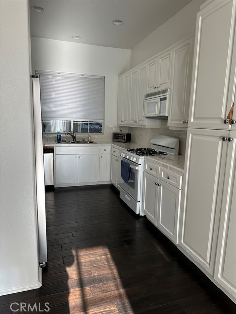 Detail Gallery Image 10 of 14 For 12709 Trent Jones Ln, Tustin,  CA 92782 - 3 Beds | 2/1 Baths