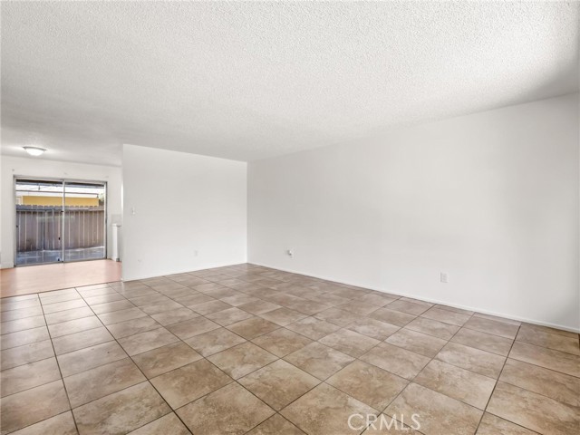 Detail Gallery Image 5 of 22 For 3725 N Fruit Ave #B,  Fresno,  CA 93705 - 2 Beds | 1 Baths