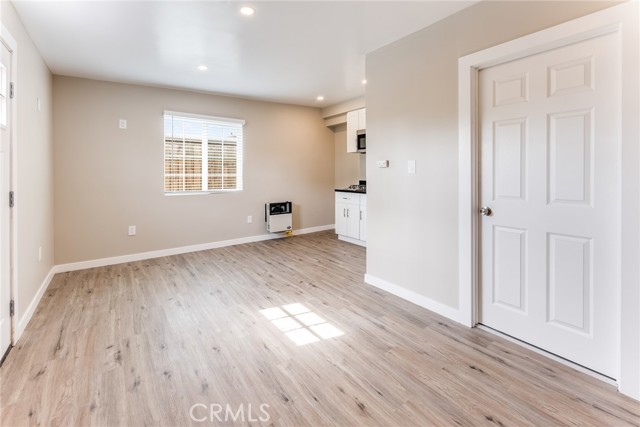 Detail Gallery Image 6 of 14 For 12008 Roscoe Blvd, North Hollywood,  CA 91605 - 0 Beds | 1 Baths