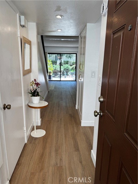 Detail Gallery Image 4 of 31 For 5760 Owensmouth Ave #28,  Woodland Hills,  CA 91367 - 2 Beds | 1/1 Baths