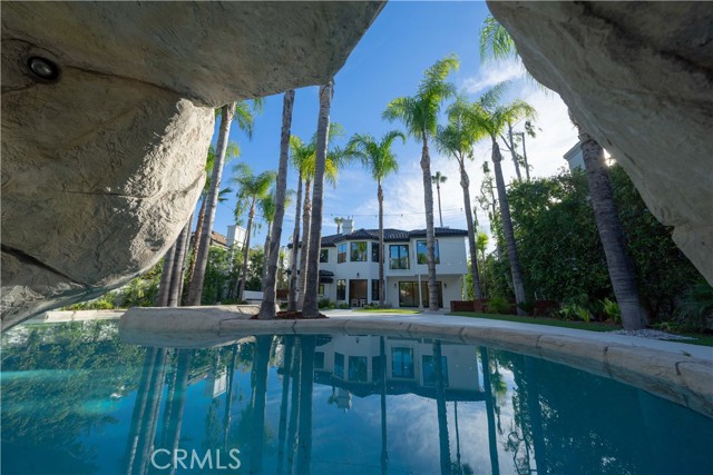 Detail Gallery Image 4 of 74 For 17437 Oak Creek Ct, Encino,  CA 91316 - 5 Beds | 5/1 Baths