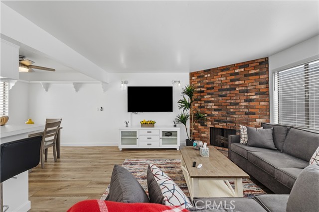 Detail Gallery Image 8 of 37 For 221 27th St, Manhattan Beach,  CA 90266 - 2 Beds | 2 Baths