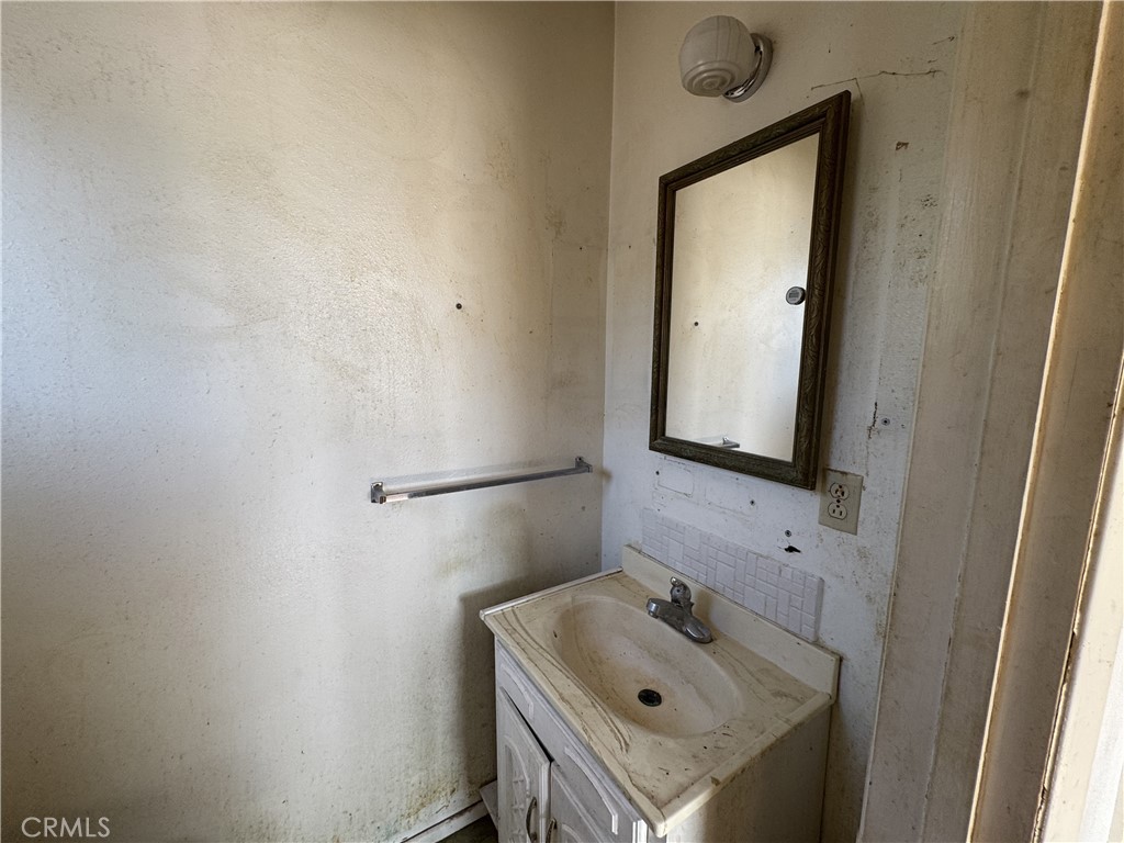 https://media.crmls.org/medias/67a56b60-fd01-4853-82c2-65d0da55bcd3.jpg?preset=X-Large