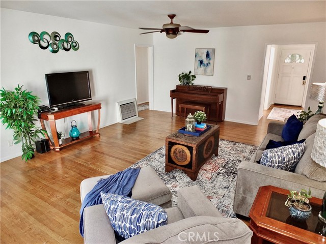 4306 Hackett Avenue, Lakewood CA: https://media.crmls.org/medias/67a8f217-c056-49d7-b0f2-f1eb91969c6a.jpg