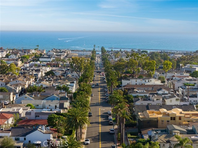 515 Narcissus Avenue, Corona del Mar CA: https://media.crmls.org/medias/67a97f34-8050-42e6-8585-f3ed885075d8.jpg