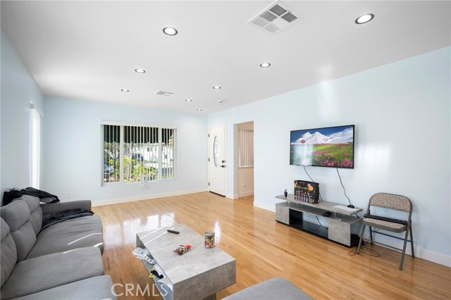 Detail Gallery Image 5 of 14 For 8210 Laurelgrove Ave, North Hollywood,  CA 91605 - 2 Beds | 1 Baths