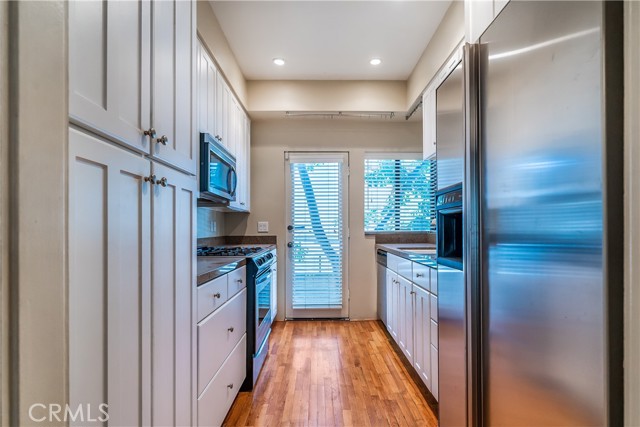 Detail Gallery Image 11 of 33 For 13236 Valleyheart #102,  Studio City,  CA 91604 - 2 Beds | 3 Baths