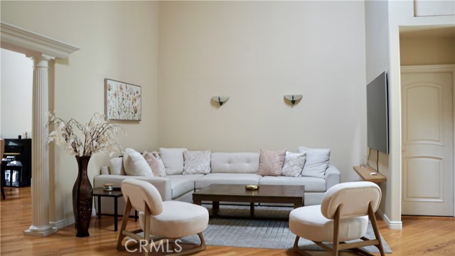 925 Sherlock Dr, Burbank CA: https://media.crmls.org/medias/67aadd21-f980-4e6e-87f0-20e326a00d48.jpg