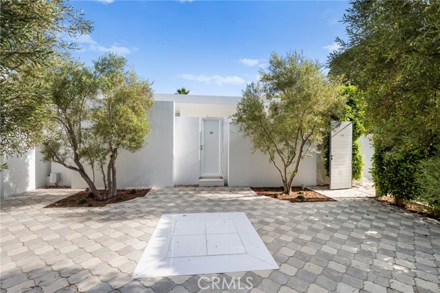 1046 N Hillcrest Road, Beverly Hills CA: https://media.crmls.org/medias/67aaec8a-ddb7-4bd9-b3c7-d1d79587f8e1.jpg