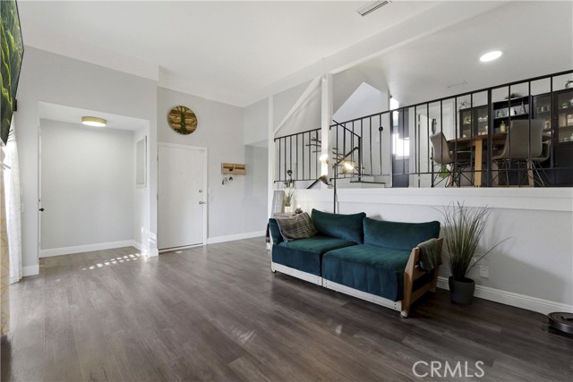 Detail Gallery Image 4 of 24 For 2100 W Palmyra #33,  Orange,  CA 92868 - 3 Beds | 1/1 Baths