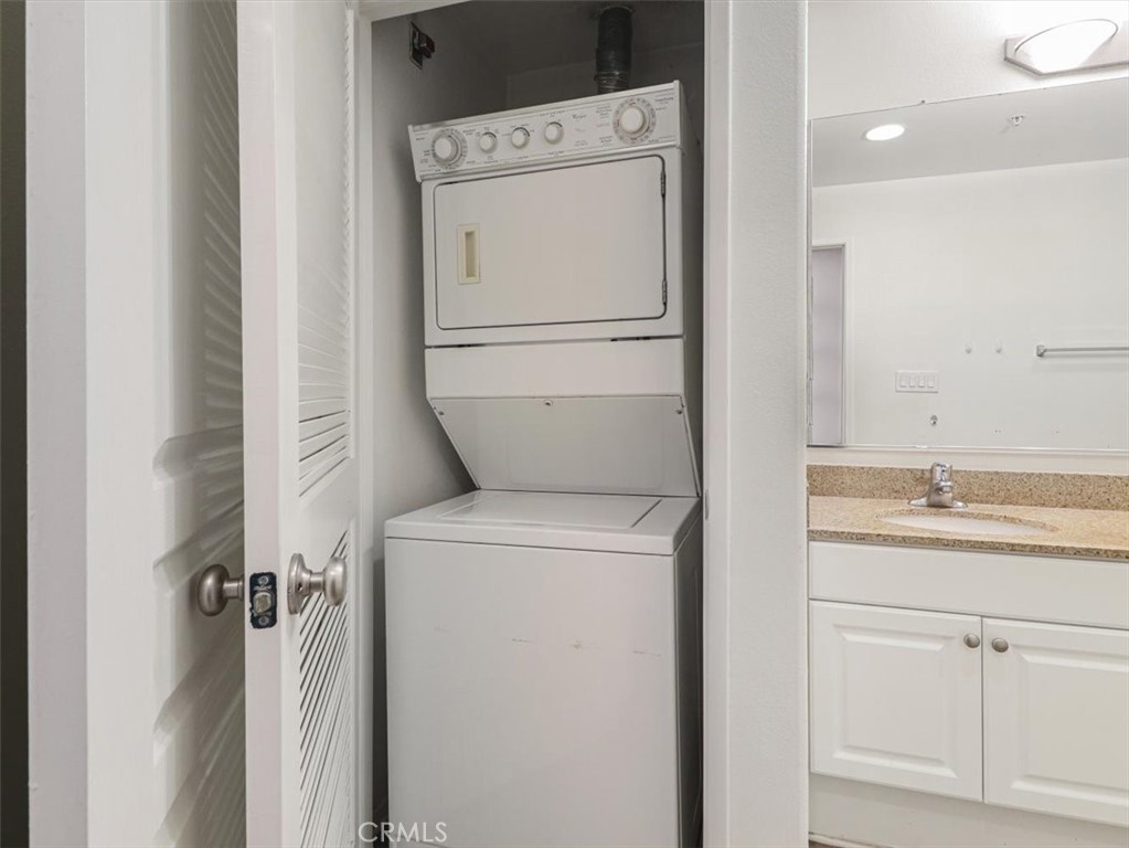 https://media.crmls.org/medias/67b22a6b-2a83-44bc-a8eb-f2748364db42.jpg?preset=X-Large