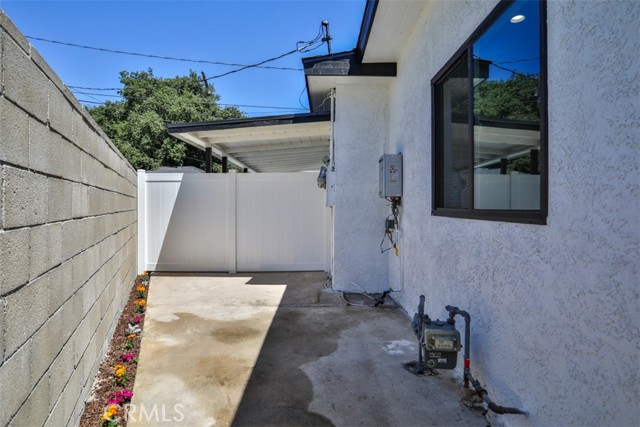 2111 Scott Road, Burbank CA: https://media.crmls.org/medias/67b50934-9485-4d6f-9744-c6cec3e47b00.jpg