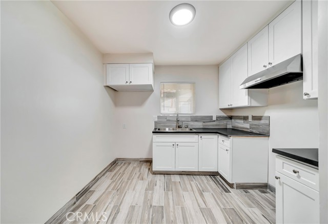 Detail Gallery Image 3 of 15 For 14233 1/2 Sylvan St, Van Nuys,  CA 91401 - 2 Beds | 2 Baths