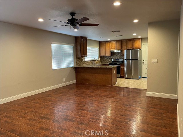 Detail Gallery Image 4 of 19 For 2538 N Thorne, Fresno,  CA 93704 - 5 Beds | 3 Baths