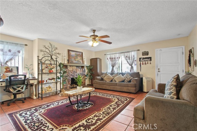916 W 53rd ST Street, Los Angeles CA: https://media.crmls.org/medias/67bb1452-3315-41ca-9264-b536ad39a079.jpg