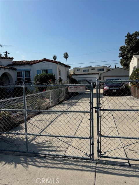 1045 N Alexandria Avenue, Los Angeles CA: https://media.crmls.org/medias/67bd144a-ced1-4ad6-89f4-9ebfe6f06d1f.jpg