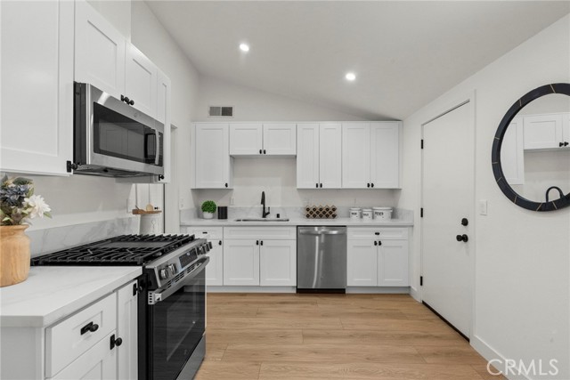 Detail Gallery Image 7 of 21 For 27442 Plumwood, Canyon Country,  CA 91351 - 3 Beds | 1 Baths