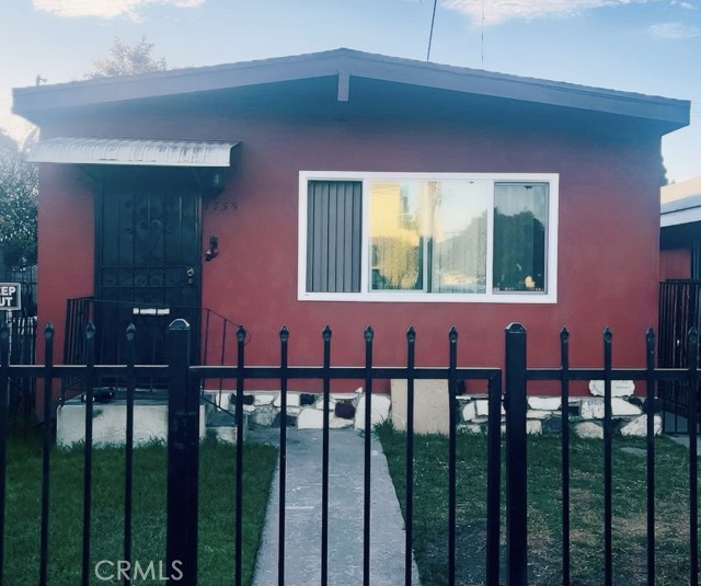 Detail Gallery Image 1 of 1 For 1735 Chestnut Ave, Long Beach,  CA 90813 - 3 Beds | 1 Baths