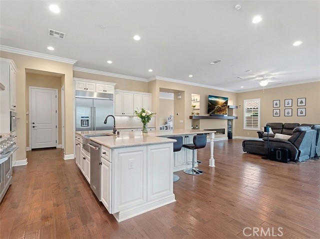 Detail Gallery Image 8 of 34 For 24008 Schoenborn St, West Hills,  CA 91304 - 6 Beds | 5/1 Baths