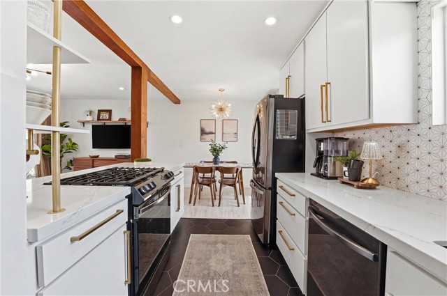 Detail Gallery Image 7 of 23 For 2157 Gale Ave, Long Beach,  CA 90810 - 4 Beds | 3 Baths