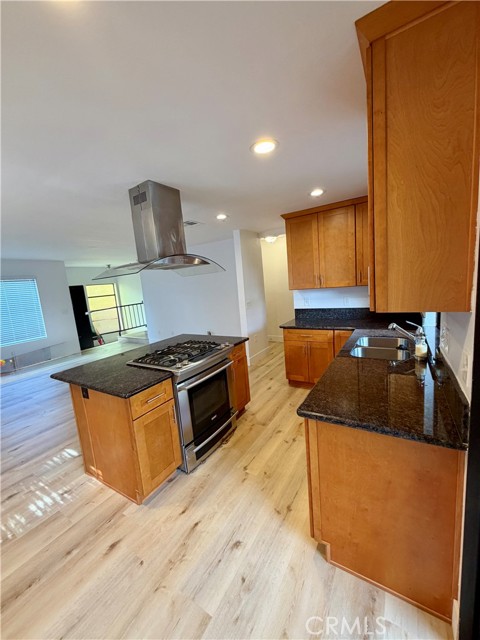 Detail Gallery Image 7 of 17 For 400 S Flower #8,  Orange,  CA 92868 - 3 Beds | 2/1 Baths