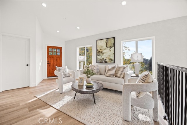 Detail Gallery Image 4 of 33 For 2385 Yorkshire Dr, Los Angeles,  CA 90065 - 3 Beds | 2/1 Baths